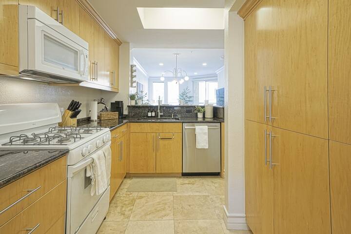 dwell-descans-restful-haven-steps-to-vegas-strip/