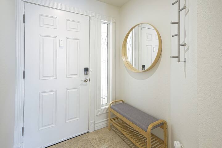 dwell-descans-restful-haven-steps-to-vegas-strip/