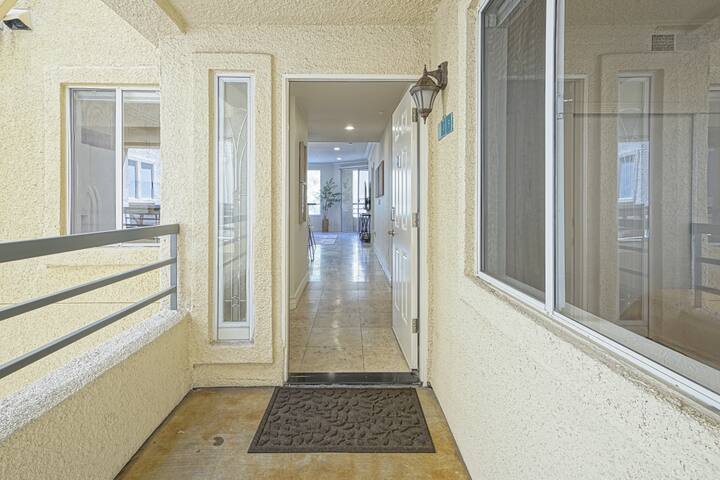 dwell-descans-restful-haven-steps-to-vegas-strip/