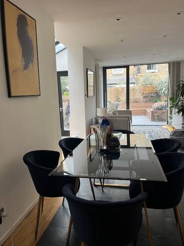 Designer large 1bd with private garden