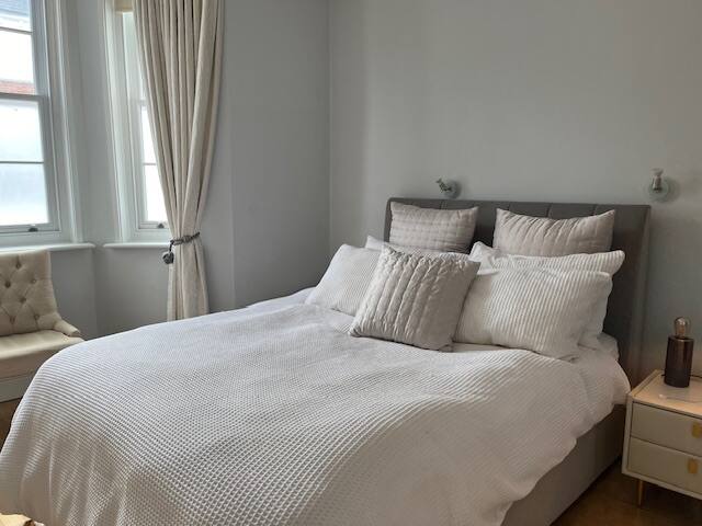 Designer large 1bd with private garden