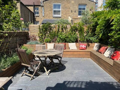 Designer large 1bd with private garden