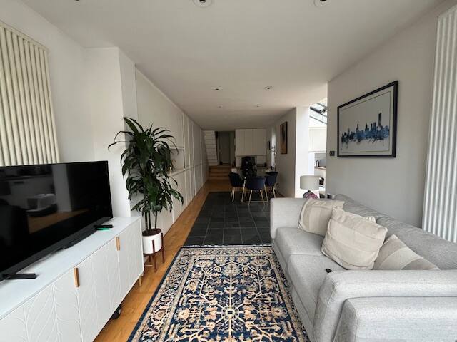 Designer large 1bd with private garden
