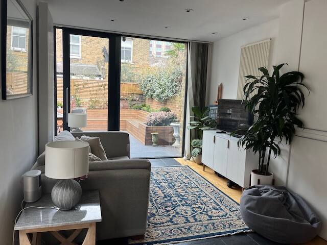 Designer large 1bd with private garden