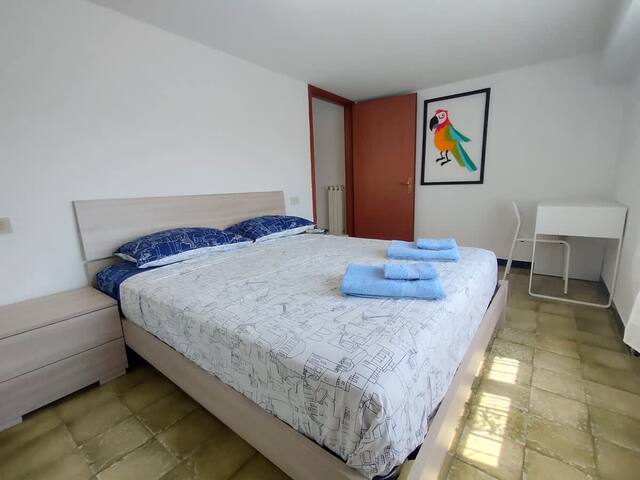 Breezy and bright apartment - 10min beach front
