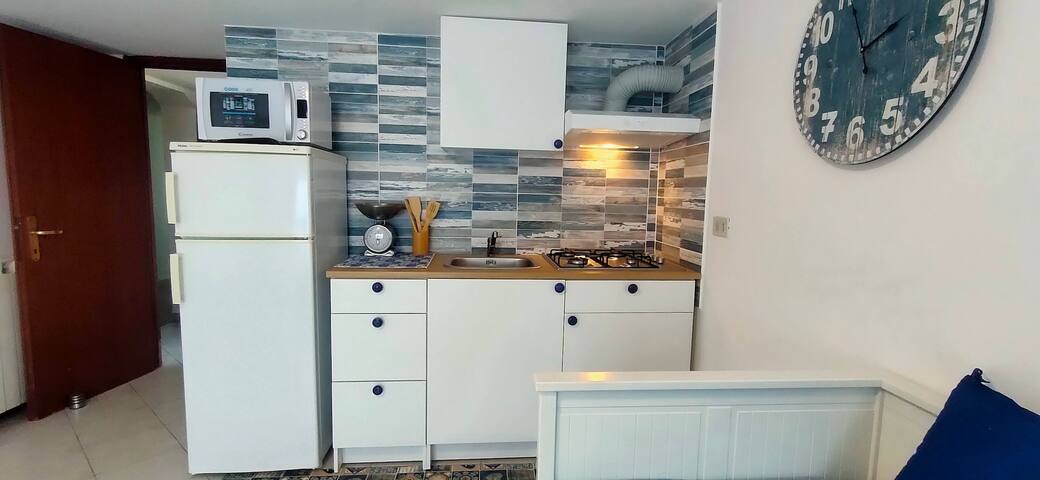 Breezy and bright apartment - 10min beach front