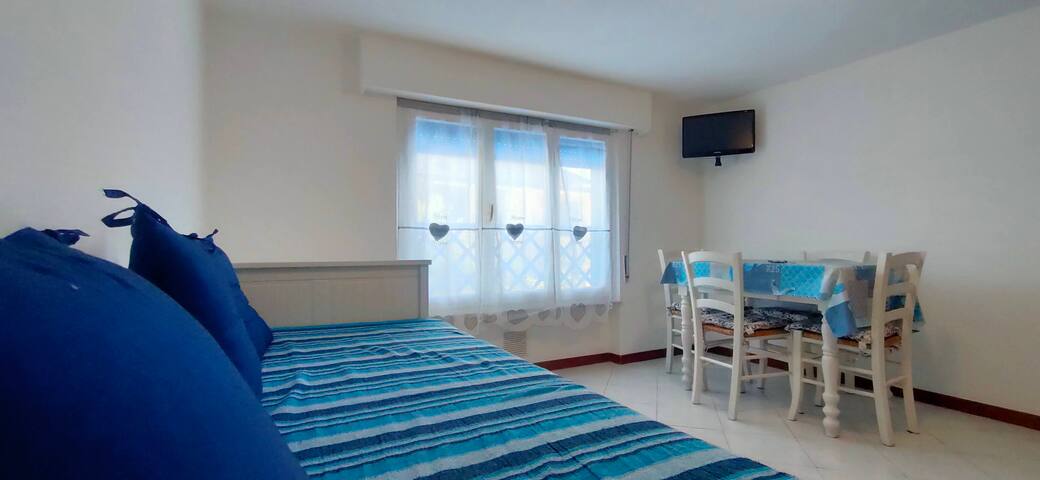 Breezy and bright apartment - 10min beach front