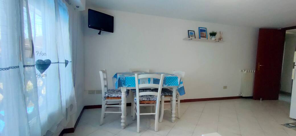 Breezy and bright apartment - 10min beach front