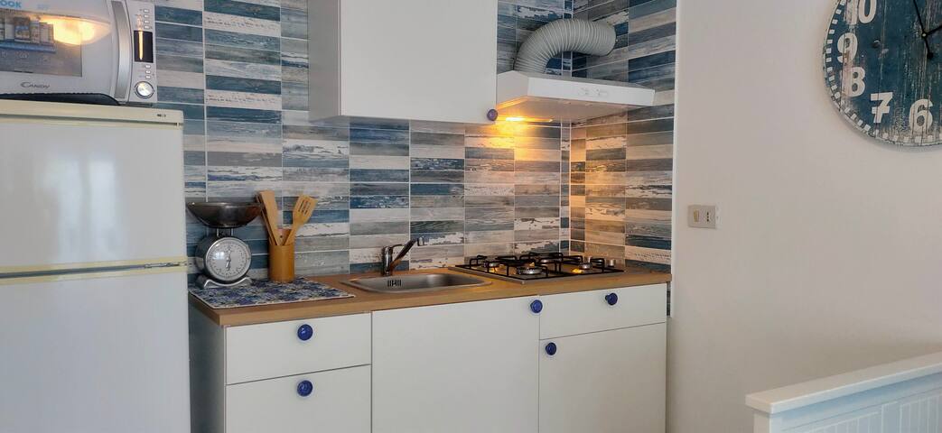 Breezy and bright apartment - 10min beach front