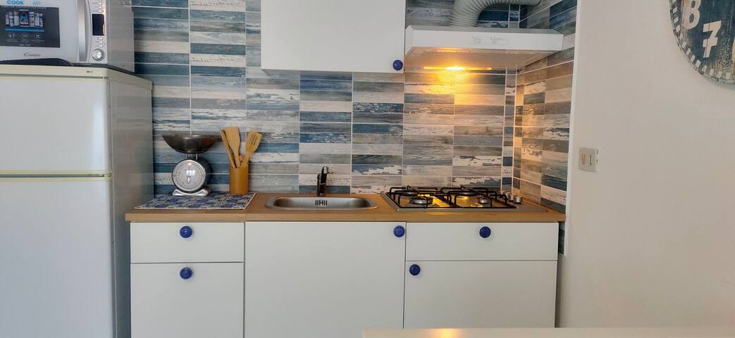 Breezy and bright apartment - 10min beach front