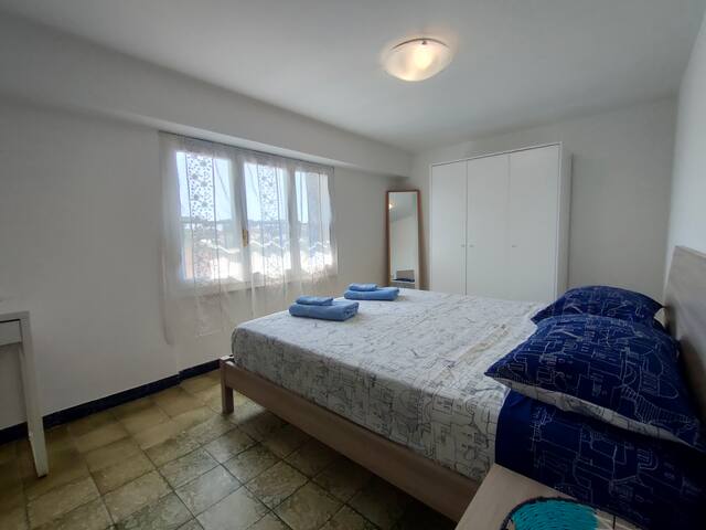 Breezy and bright apartment - 10min beach front