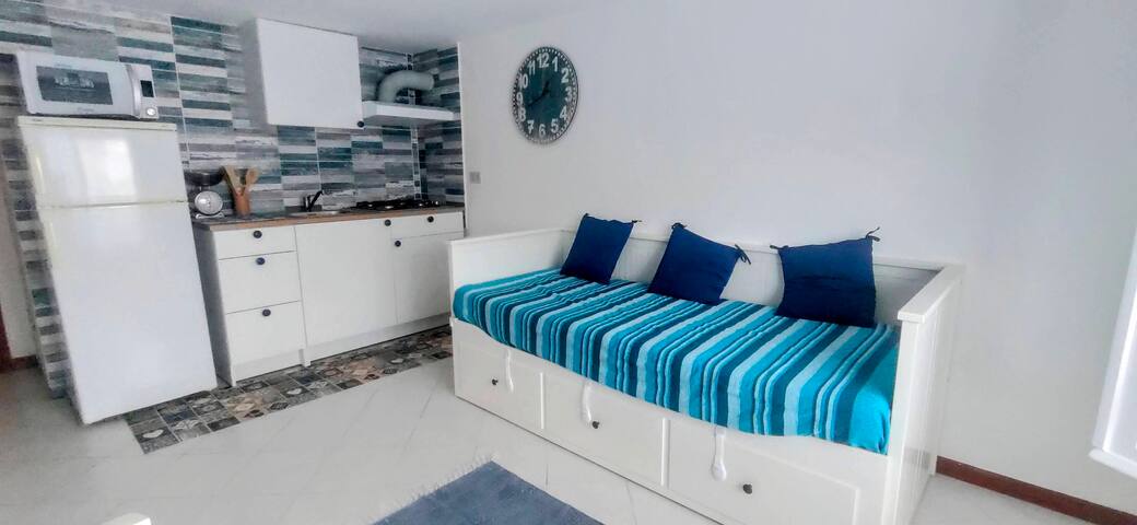 Breezy and bright apartment - 10min beach front