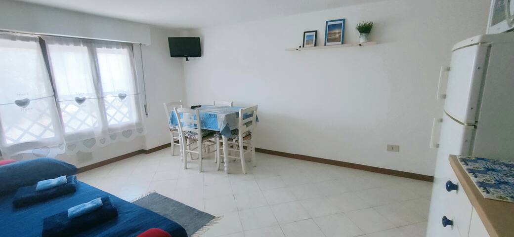 Breezy and bright apartment - 10min beach front