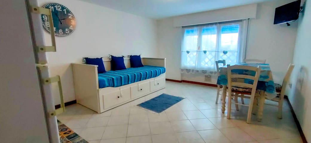 Breezy and bright apartment - 10min beach front