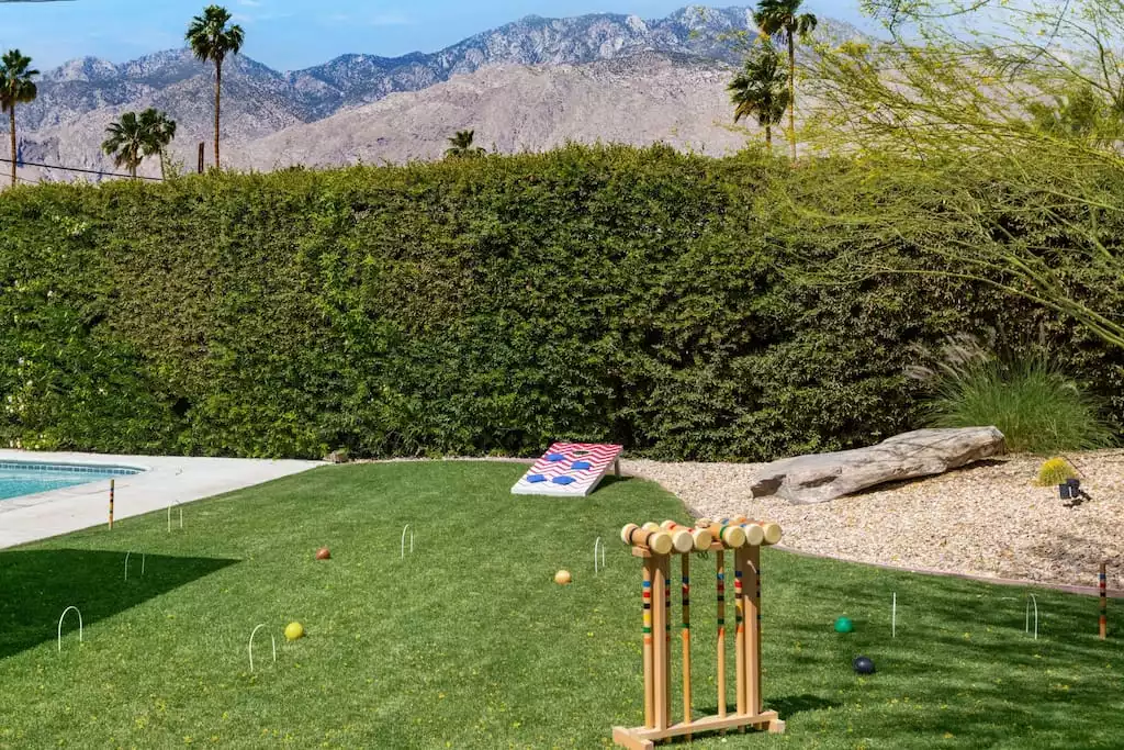 Garden area with real grass to play games with views of the mountains - Gorgeous Mid-Mod Retreat & Amazing Pool  - Palm Springs