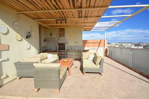 Fantastic duplex with barbecue, sea views.