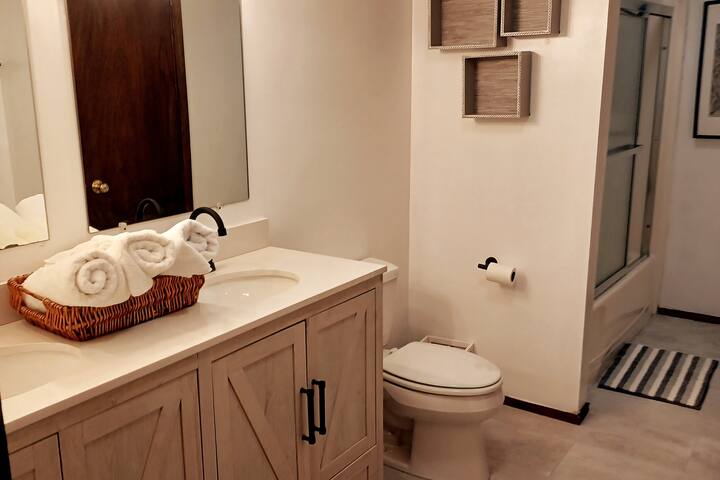 poconos-camelback-getaway-pet-friendly-ski-in-out/