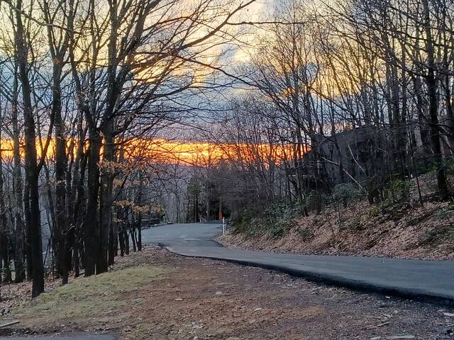 poconos-camelback-getaway-pet-friendly-ski-in-out/