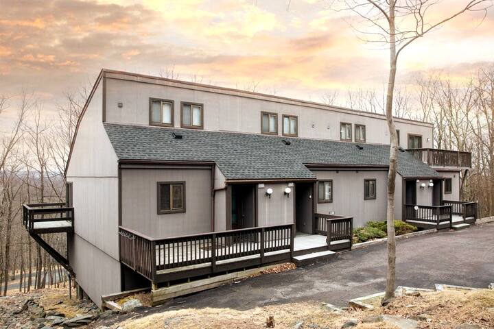 poconos-camelback-getaway-pet-friendly-ski-in-out/