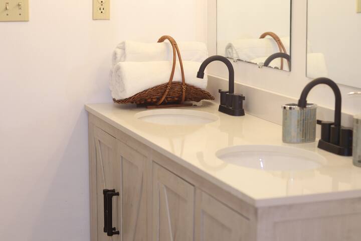 poconos-camelback-getaway-pet-friendly-ski-in-out/