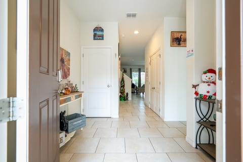 Family House: Ideal for 8 Guests with Private Pool