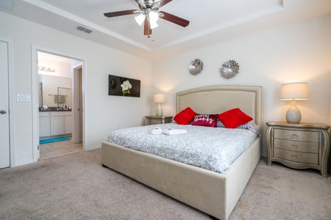 Family House: Ideal for 8 Guests with Private Pool