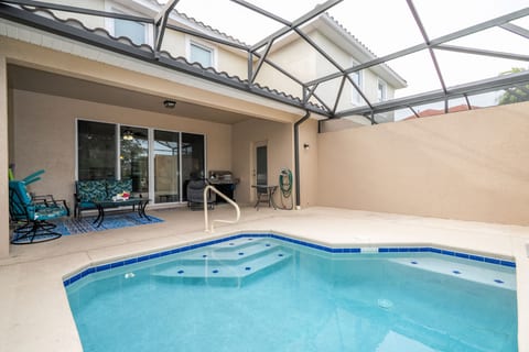 Family House: Ideal for 8 Guests with Private Pool