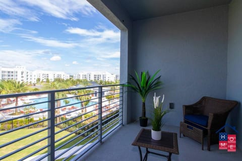 Tranquil Balcony: Charming Condo close to Disney
