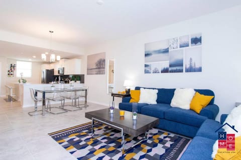 Tranquil Balcony: Charming Condo close to Disney