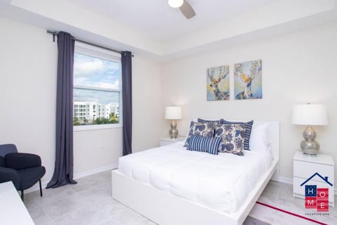 Tranquil Balcony: Charming Condo close to Disney