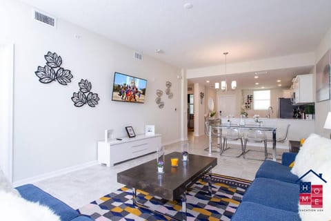 Tranquil Balcony: Charming Condo close to Disney