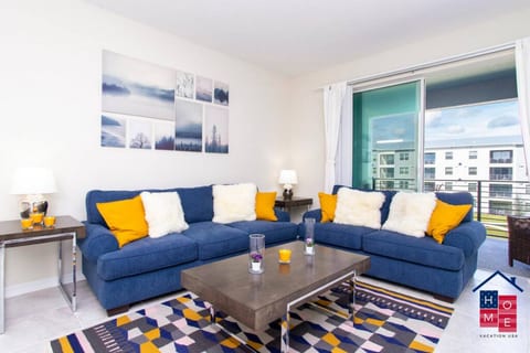 Tranquil Balcony: Charming Condo close to Disney