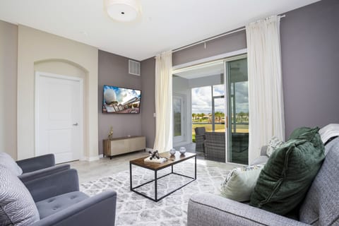Resort Condo in Orlando: Cozy Retreat with Lazy River & Kids' Water Park Near Disney