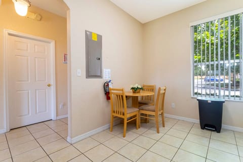 Lovely 3 Bedroom Townhouse Perfect Location