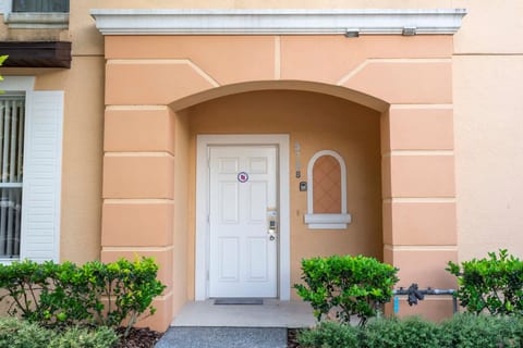 Lovely 3 Bedroom Townhouse Perfect Location