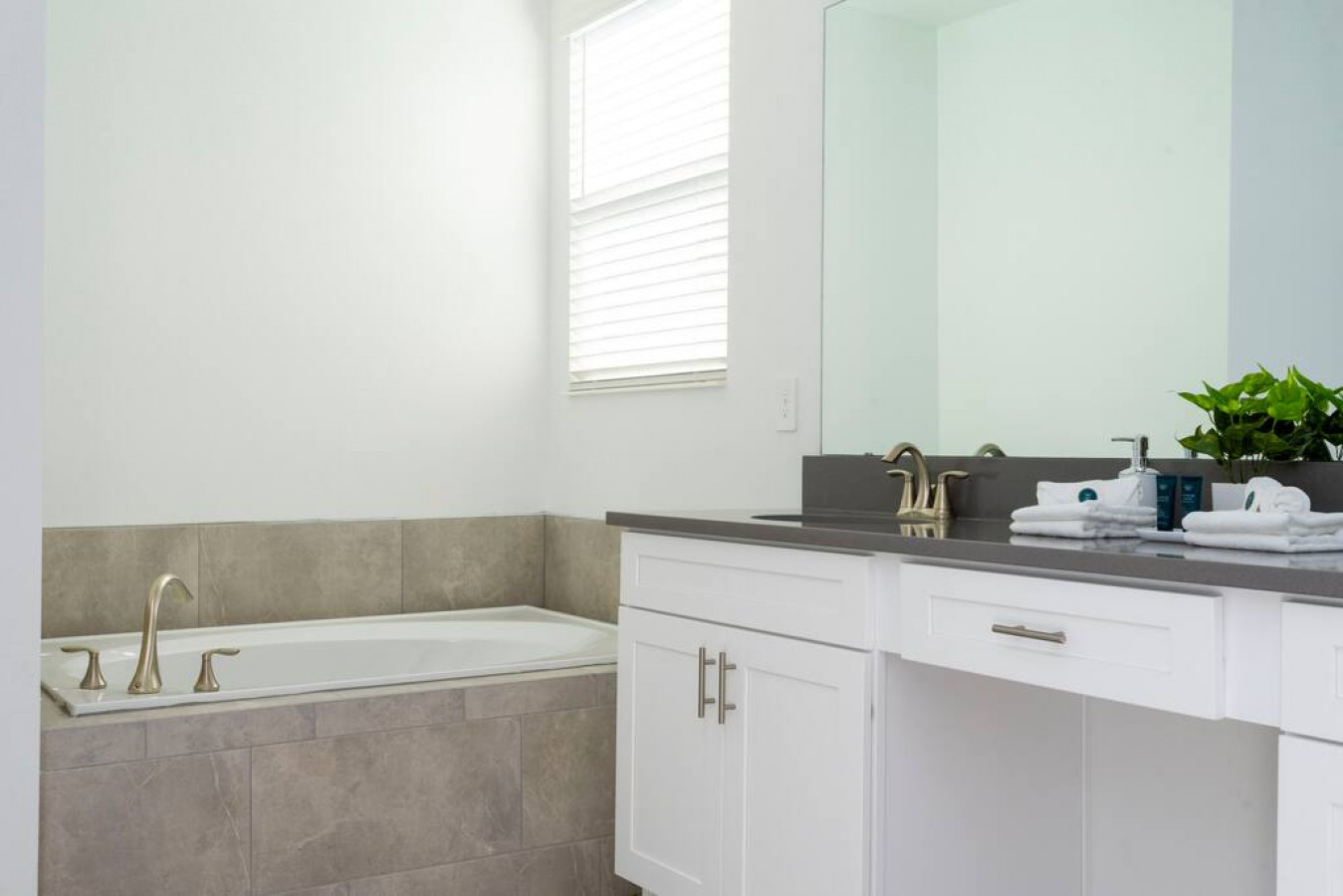 SS 9143 · Magical House Getaway - Private Pool & Amenities - Davenport