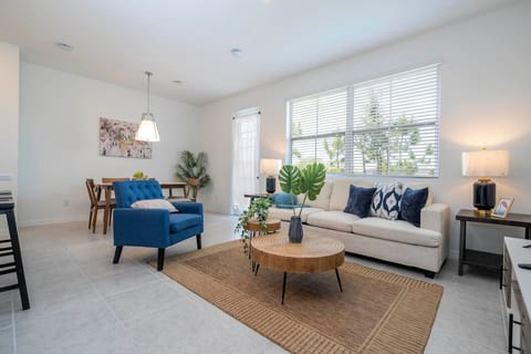 Captivating Family House - Resort Access