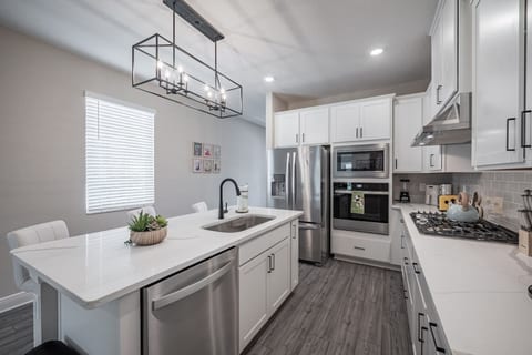 New Elegant House Gateaway - Close to Parks