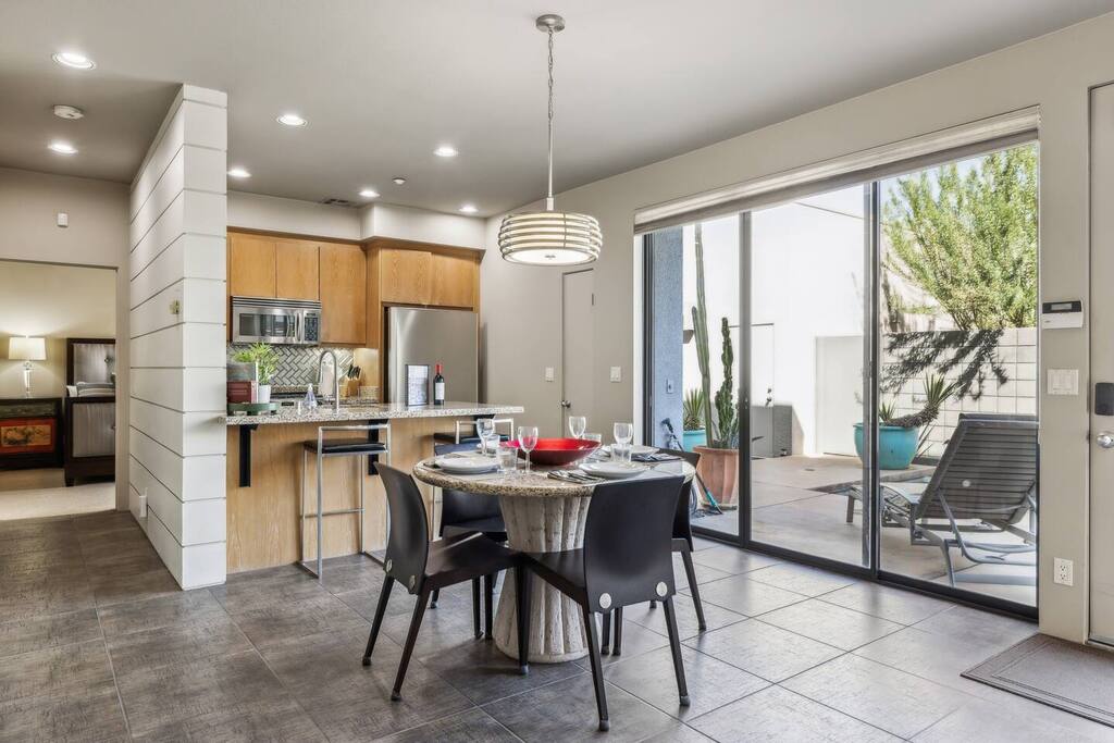 Welcome to our dining area, perfect for gatherings and meals! With a stylish table and comfortable seating, it’s ideal for sharing delicious food and great conversations. Enjoy a warm ambiance that makes every meal feel special during your stay!