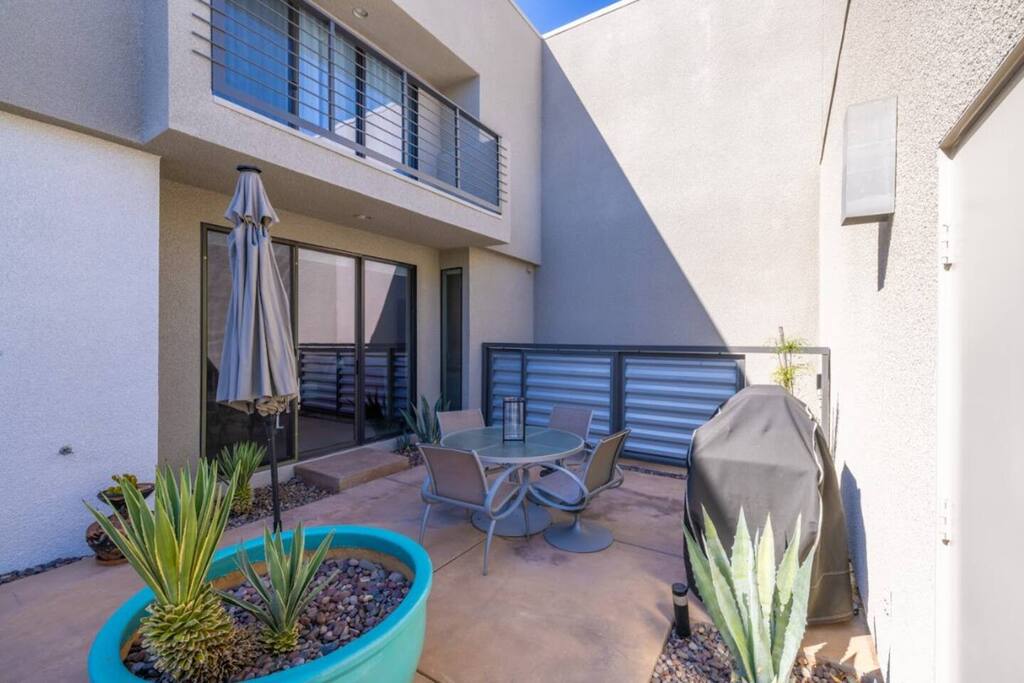 Get ready to grill in our outdoor BBQ area! Savor delicious meals at our roomy table with cozy chairs all around. Ideal for family gatherings or get-togethers, this welcoming space is perfect for enjoying tasty food and great company in the sunshine!