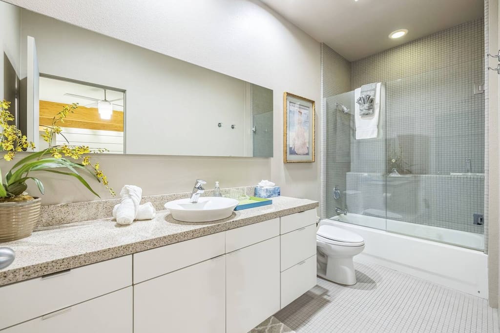 Stylish second bathroom, designed for comfort and convenience! With contemporary fixtures and a clean, bright layout, it’s perfect for guests. Enjoy ample space and all the essentials for a refreshing shower or quick freshen-up during your stay!