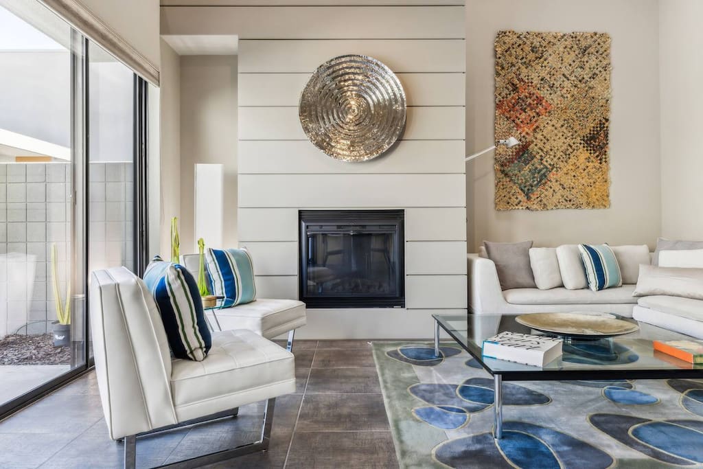 Step into style! This artistic modern living room seamlessly flows to the courtyard and pool, creating an inviting space for relaxation and fun. ️ Enjoy outdoor dining in total privacy. Marvel at the handmade newspaper woven art piece. ️