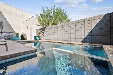 Welcome to your Palm Springs paradise! ♂️ Dive into relaxation at this beautiful pool area, complimented with a hot tub, and sun loungers. Whether you're soaking up the sun or sipping cocktails, this is the ultimate desert retreat!