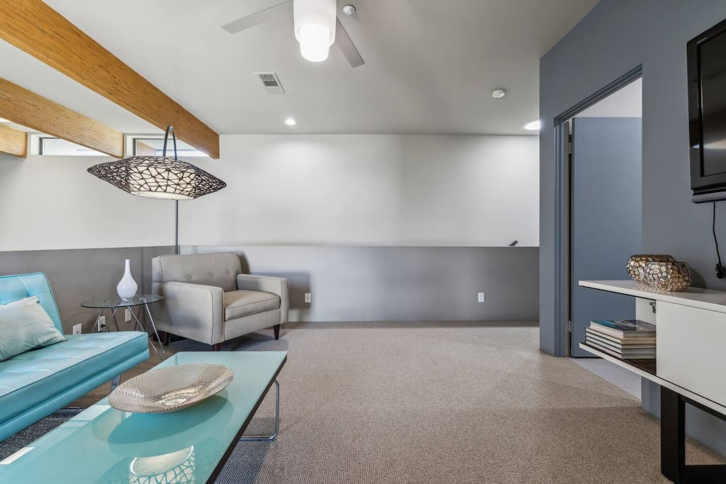 Cozy up in your personal library nook! ✨ This inviting space is perfect for curling up with a good book or enjoying quiet moments. With plenty of natural light and a comfy ambiance, it’s the ideal spot to unwind during your stay!