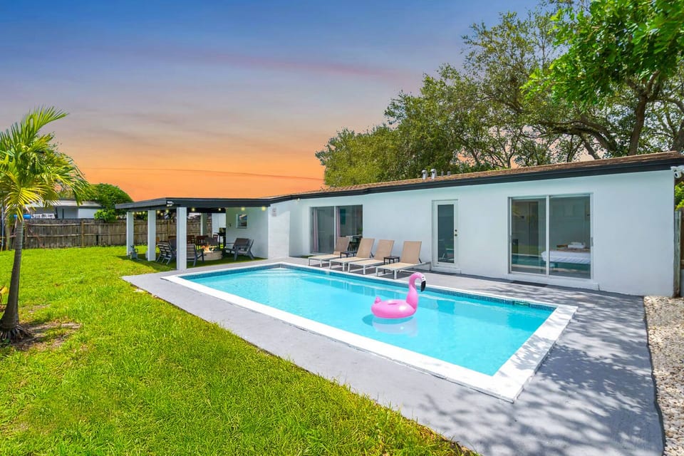 Private Pool Home & Arcades, Firepit & Mini Basket - Hollywood