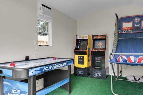 Private Pool Home & Arcades, Firepit & Mini Basket