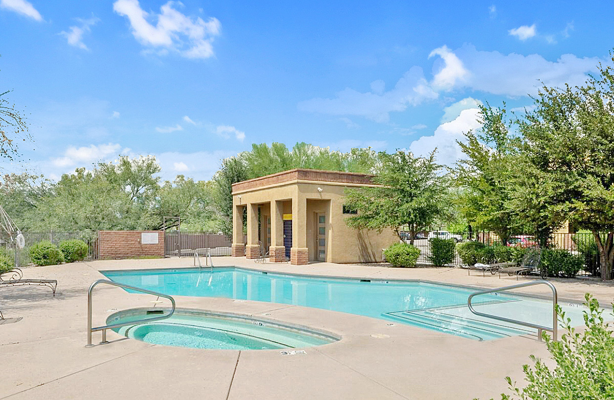 Unwind and soak up the sun in our heated pool and hot tub! Experience a perfect day of leisure and comfort under the inviting desert sky. ☀️