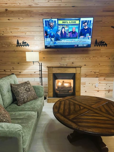 Buck Hill Tiny Home Cabin #5 Honeymoon Suite (ADA)
