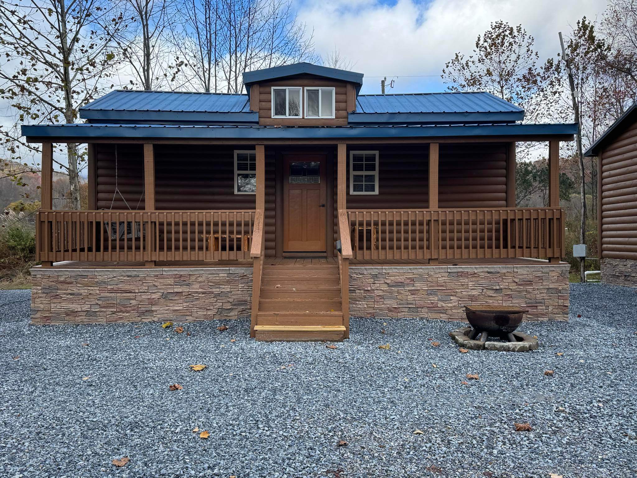 Buck Hill Tiny Home Cabin #4 Mountain & Pond Views