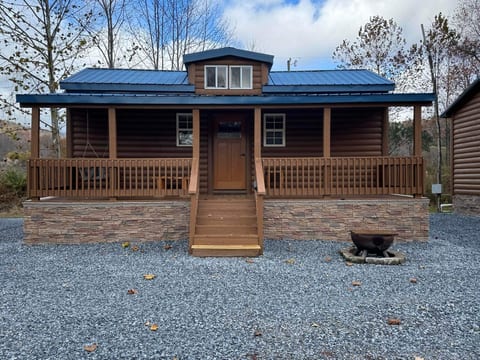 Buck Hill Tiny Home Cabin #4 Mountain & Pond Views